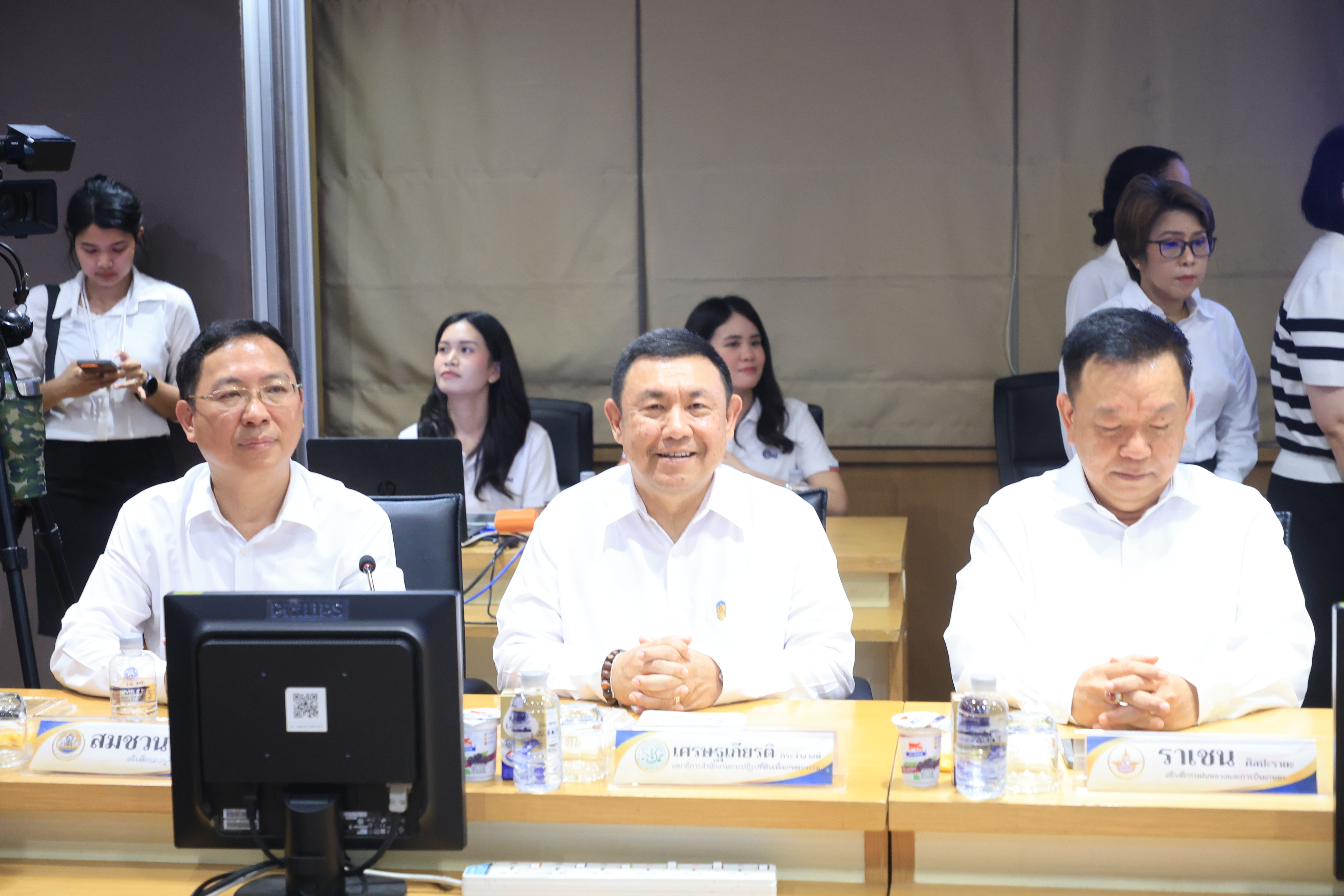 title - เลขาธิการ ส.ป.ก. ร่วมการประชุมผู้บริหารระดับสูงของกระทรวงเกษตรและสหกรณ์ รับมอบนโยบาย รมว.กษ. 5 ด้าน เน้นการทำงานเชิงรุก ลดขั้นตอน เร่งการนำเทคโนโลยีดิจิทัลมาช่วยในการทำงาน ผลักดัน 6 เรื่องเร่งด่วน ต้องเห็นผลที่เป็นรูปธรรม ชูแนวคิดหลัก “เกษตรนวัตกรรม เพื่อความยั่งยืนเกษตรกรไทย” 